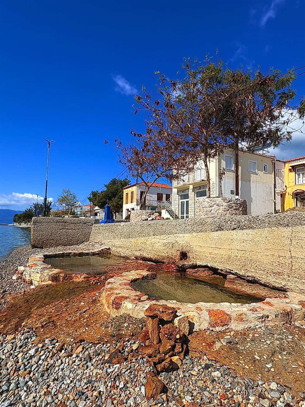 Ιαματικές πηγές στα Γιάλτρα δίπλα στη θάλασσα