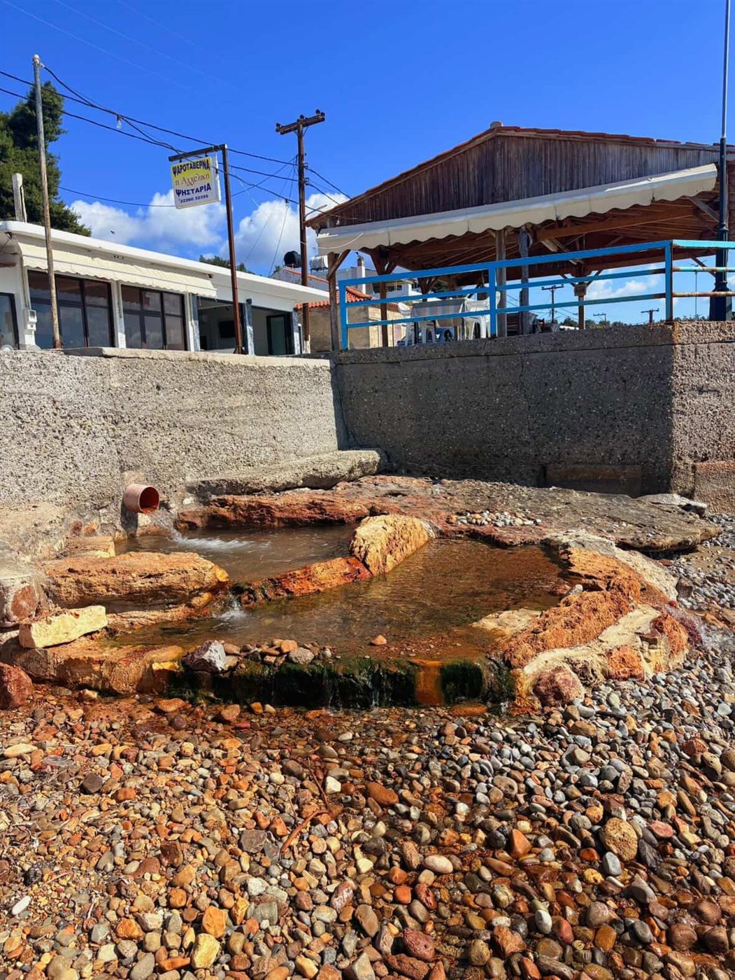 Ιαματική πηγή και παραλία στα Γιάλτρα Ευβοίας